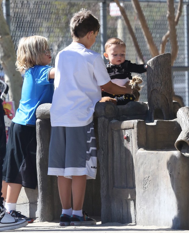 X17 - Zuma, Kingston e Apollo, filhos de Gwen Stefani e o marido, Gavin Rossdale, em parque em Los Angeles, nos Estados Unidos (Foto: X17online/ Agência)