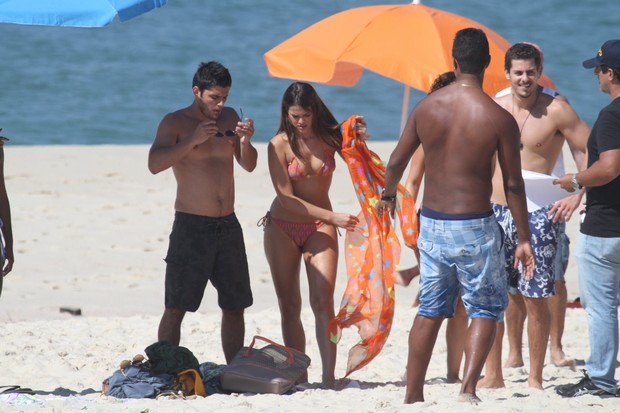 Bruna Marquezine grava novela na praia do Recreio no RJ (Foto: Dilson Silva / Agnews)
