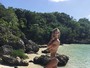Toni Garrn posta foto de topless e exibe corpo definido na praia