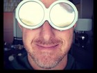 Luciano Huck posa com óculos divertidos: 'Não basta ser pai'