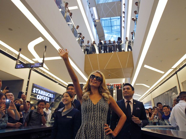 Paris Hilton em shopping em Manila, nas Filipinas (Foto: Romeo Ranoco/ Reuters)