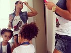 Scheila Carvalho mostra filha se maquiando e com roupa igual a dela