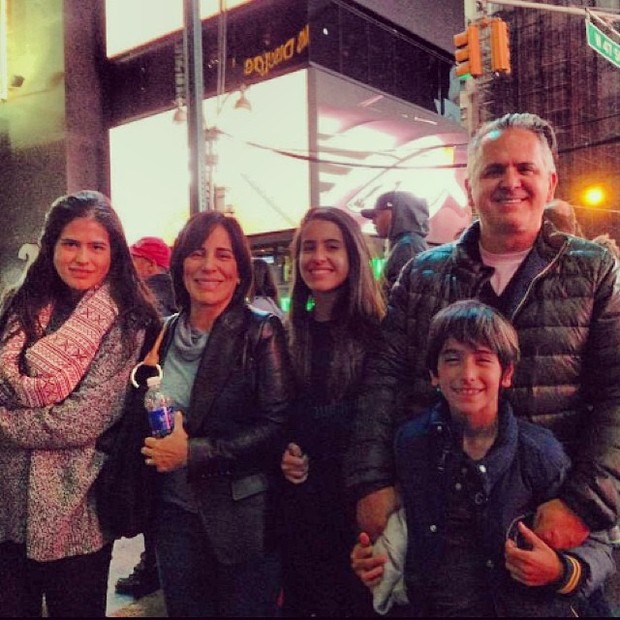 Glória Pires com o marido, Oralndo Morais, e os filhos Antonia, Ana e Bento em Nova York, nos Estados Unidos (Foto: Instagram/ Reprodução)