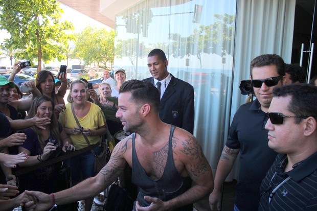 Ricky Martin na porta do hotel (Foto: Fabio Moreno e Gil Rodrigues / Foto Rio News)