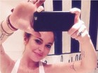 Lindsay Lohan posa com cinta modeladora e exibe curvas