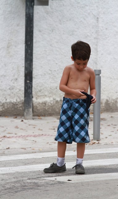 Ator mirim que interpreta filho de Morena em gravação de 'Salve Jorge' (Foto: Clayton Militão / Foto Rio News)