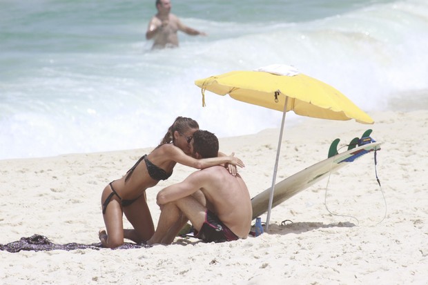 Fernanda de Freitas beija o namorado (Foto: Ag.News)