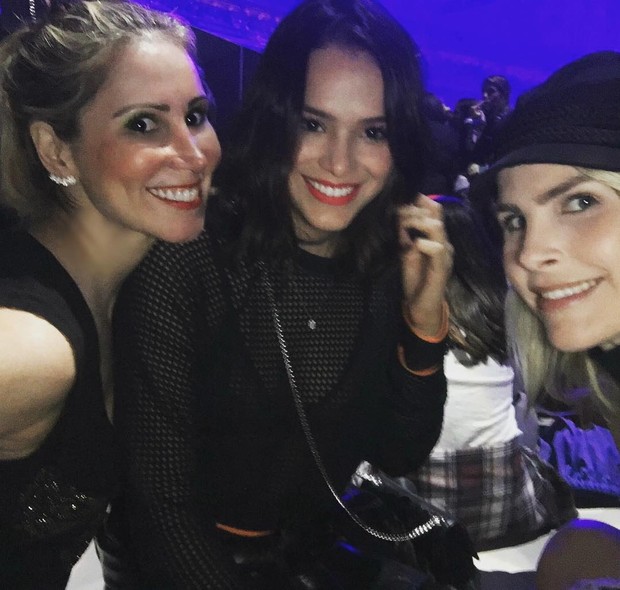 Bruna Marquezine e Júlia Faria com a dermatologista Juliana Neiva (Foto: Reprodução/Instagram)