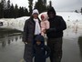 Jacaré posa com a mulher e os filhos na neve em seu novo lar, o Canadá