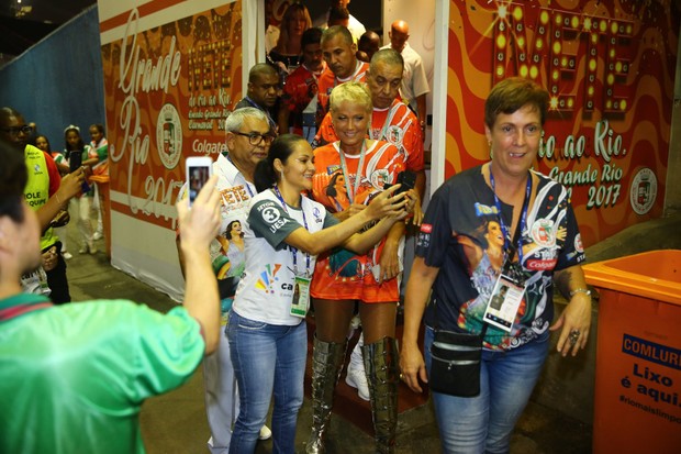 Xuxa chegando na Sapucaí (Foto: agnews)