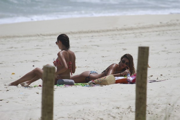Sophie Charlotte e Thaila Ayala na praia da Barra da Tijuca, RJ (Foto: Dilson Silva / Agnews)