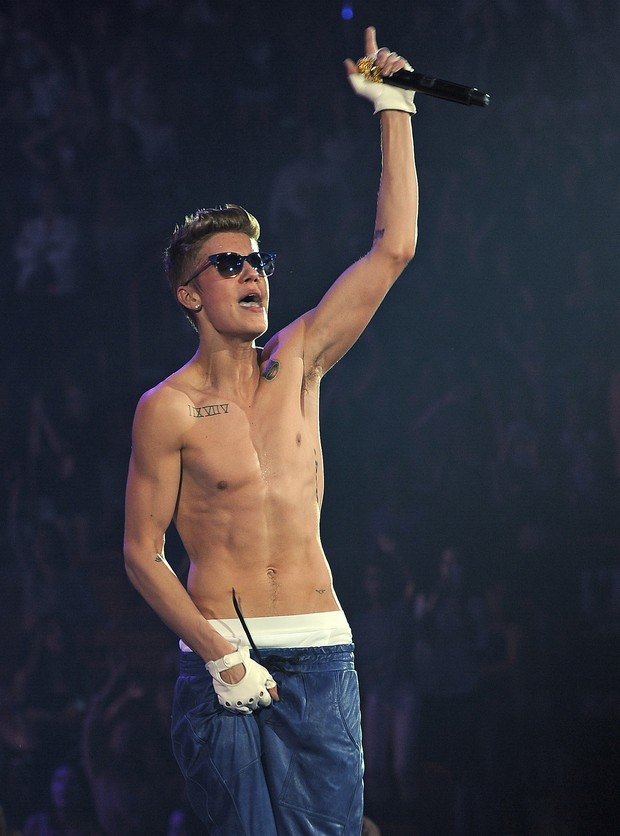 Justin Bieber exibe abdômen saradinho para fãs em show (Foto: Grosby Group)
