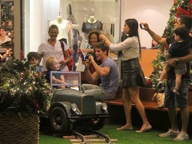 Jonatas Faro com o filho, Guy, em um shopping na Zona Sul do Rio (Foto: Daniel Delmiro/ Ag. News)