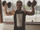 Leandro Hassum mostra os músculos durante exercícios
