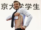 David Beckham levanta a blusa e abaixa a calça para mostrar tatuagem