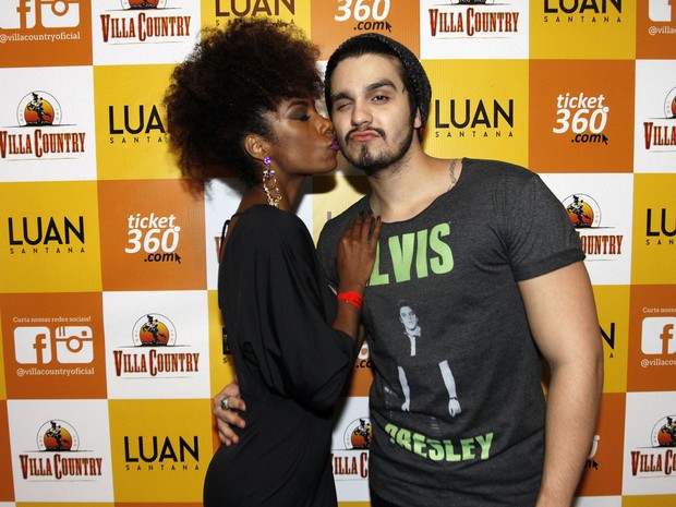 Bailarina Ivi Pizzott com Luan Santana em show em São Paulo (Foto: Celso Tavares/ EGO)