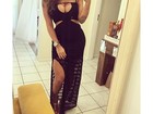 Ex-BBB Monique posa para selfie usando vestido decotado