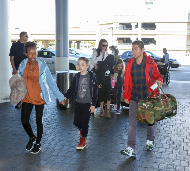 Angelina Jolie com os filhos em aeroporto (Foto: X17 Online)