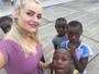 Thaíz Schmitt visita crianças em orfanato na África: 'Me mudou'
