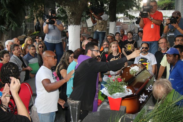 Elke Maravilha é sepultada por familiares e amigos no Cemitério São João Batista em Botafogo, zona sul do Rio (Foto: Fabio Moreno/Agnews)