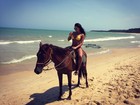Andressa Ferreira aparece de biquíni indo andar a cavalo em praia