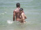 Aryane Steinkopf e Beto Malfacini trocam carinhos na praia