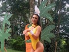 Wendy Tavares posa de coelhinha sexy e exibe marcas de biquíni