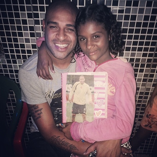 Adriano posa com fã (Foto: Reprodução/Instagram)