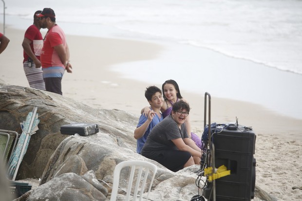 Larissa Manoela e Joao Guilherme na praia do Abrico (Foto: AgNews  / AgNews)