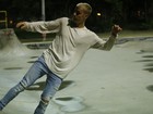 Justin Bieber anda de skate após show no Rio