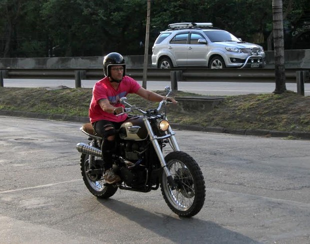 Bruno Gagliasso anda de moto no Rio (Foto: DANIEL DELMIRO / AGNEWS)