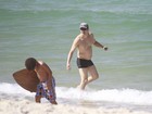 Marcello Antony exibe barriguinha saliente em praia carioca