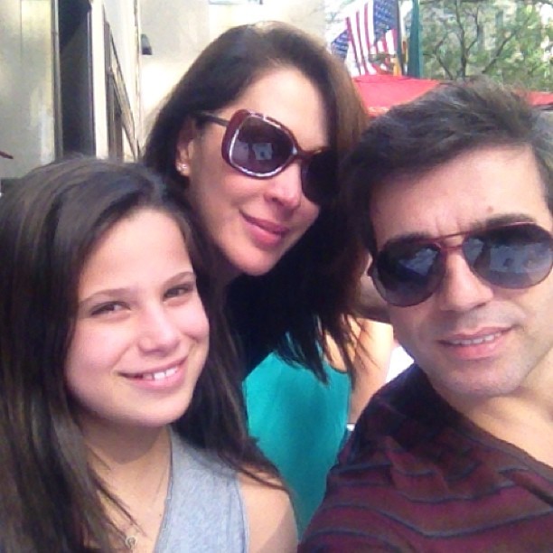 Claudia Raia com e a filha  e o namorado (Foto: reprodução/Instagram)