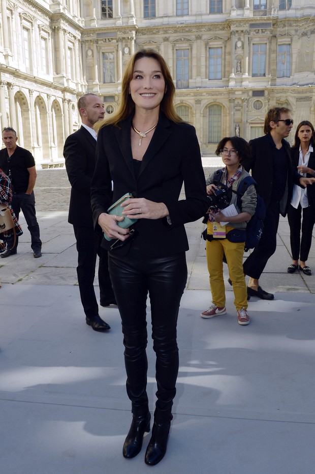Carla Bruni vai ao desfile da Dior, em Paris (Foto: AFP)