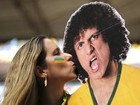Fã beija totem de David Luiz no estádio Mané Garrincha