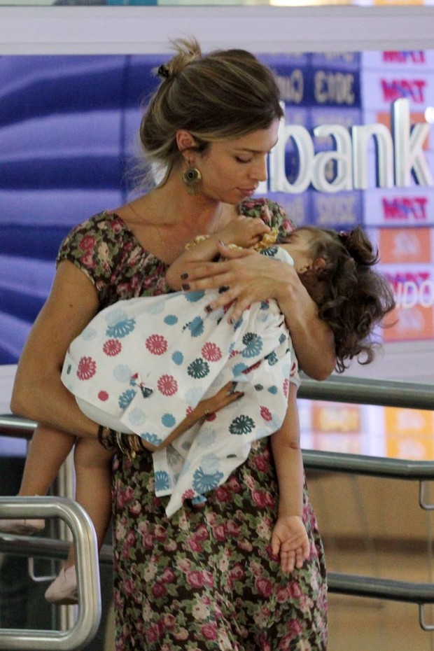 Grazi Massafera com a filha (Foto: Orlando Oliveira / AgNews)