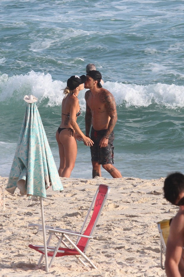 Felipe Tito com a mulher e amigos na praia (Foto: Wallace Barboa/AgNews)