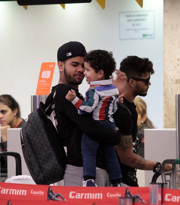 Dentinho no aeroporto (Foto: Orlando Oliveira / AgNews)
