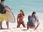 Nicole Bahls posa sexy para ensaio na praia