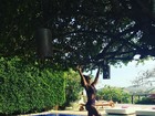 Juliana Paes posa de maiô na piscina e fã elogia: 'Isso que é mulher'
