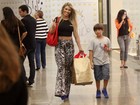 Com barriga de fora, Andréa de Andrade faz compras com filho