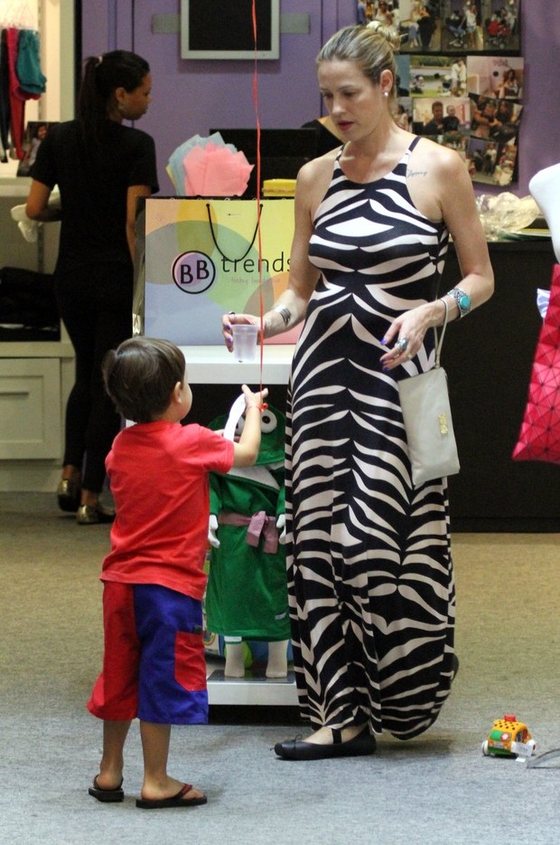 Luana Piovani faz compras com filho Dom (Foto: Marcos Ferreira / photo rio news)