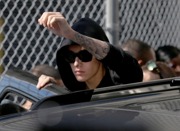 Justin Bieber deixa prisão (Foto: AFP / Agência)