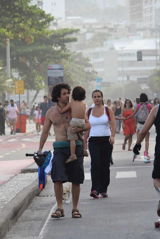 Eriberto Leão com a família na orla (Foto: Fabio Moreno / Foto Rio News)