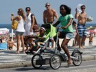 Glória Maria anda de bicileta com a filha no Rio