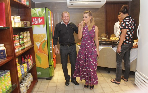 Carolina Dieckmann com Dom Hélio em restaurante na Zona Oeste do Rio (Foto: Jorge Marcílio/ Rogério Produções/ Divulgação)