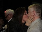 Festival de selinhos: Claudia Raia distribui beijos em estreia de peça