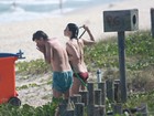 Fernanda Torres se diverte com a família em praia do Rio
