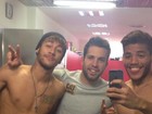 Neymar exibe abdômen definido em foto com colegas do Barcelona