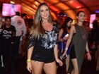 Nicole Bahls escolhe short curtíssimo para ir a festival sertanejo em SP